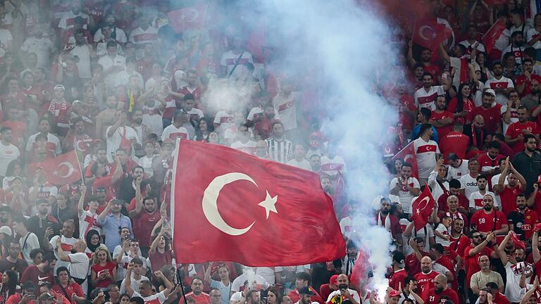 Fans - Wie schon in den ersten Gruppenspielen unterstützen viele türkische Fans ihr Nationalteam. Fans - Wie schon in den ersten Gruppenspielen unterstützen viele türkische Fans ihr Nationalteam.