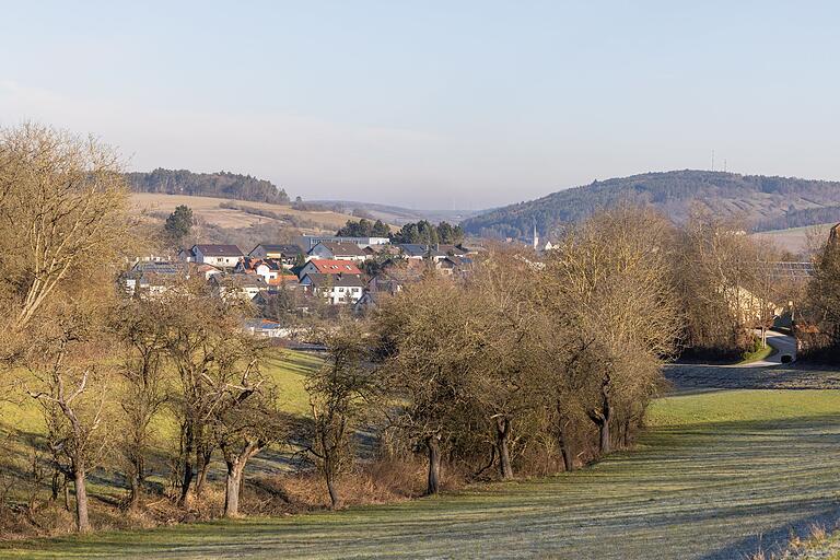 Unterwegs können Ausflügler die malerische Landschaft des Werntals genießen, das sich hervorragend für entspannte Wanderungen eignet.