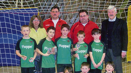 Schweinfurter Stadtmeister:  die U-9-Fußballer des FC 05. Hintere Reihe (von links): JSGL Gabriele Rath-Hauswirth, Betreuer Hubert Götz, Trainer Oliver Heps und der Vorsitzende des Stadtverbands, Karl-Heinz Kauczok. Stehend: Florian Mangold, Samet Sapmaz, Emir Bas, David Paton, Pascal Heps. Kniend: Moritz Breuter, Jonathan Gerber, Sven-Seyit Turkut. Liegend: Moritz Götz.