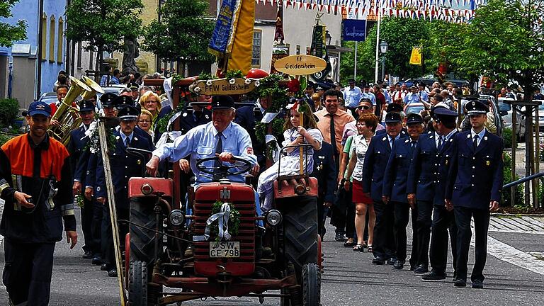 150 Jahre Feuerwehr Geldersheim: Strahlender Sonnenschein und strahlende Gesichter beim Festzug an Pfingsten.