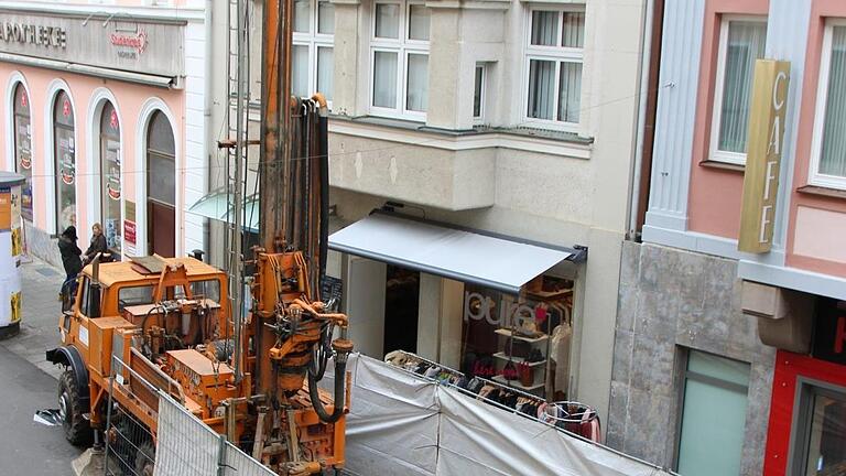 Die Voruntersuchung für die Altstadtsanierung in Bad Kissingen sind bereits angelaufen. Unser Foto zeigt Bohrungen in der Unteren Marktstraße  für eine Grundwassermessstelle. Foto: Archiv/Benedikt Borst       -  Die Voruntersuchung für die Altstadtsanierung in Bad Kissingen sind bereits angelaufen. Unser Foto zeigt Bohrungen in der Unteren Marktstraße  für eine Grundwassermessstelle. Foto: Archiv/Benedikt Borst