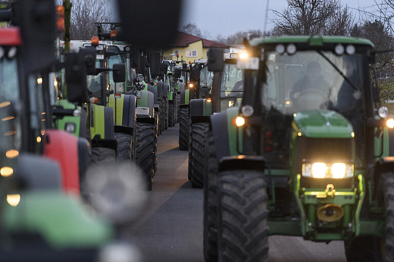 Bauern aus ganz Franken waren am Sonntag nach Iphofen gekommen, um gegen Missstände in der Landwirtschaftspolitik zu demonstrieren. Die Polizei zählte 900 Traktoren.