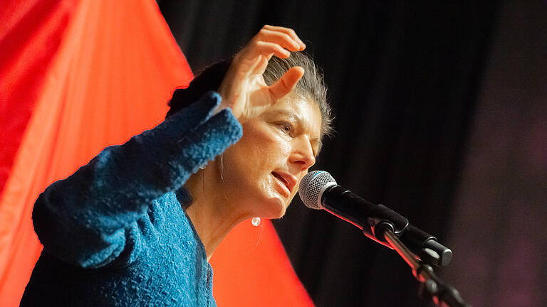 Sarah Wagenknecht (Die Linke) sprach in der vollbesetzten Stadthalle zum Thema „Krieg beenden – Armut bekämpfen  – Arbeit sichern“.