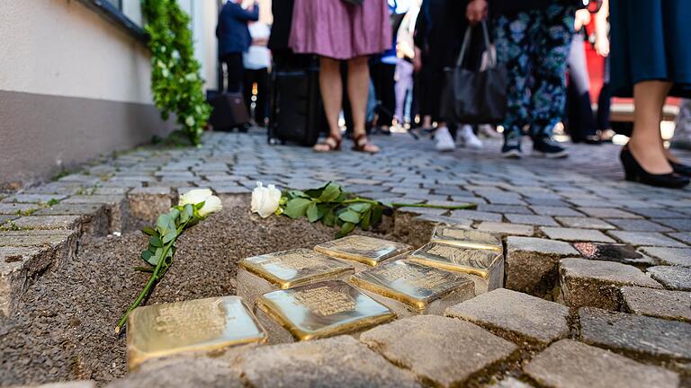 Am Pfingstmontag wurden in Haßfurt vor dem ehemaligen Wohnhaus der jüdischen Familie Rosenthal Stolpersteine verlegt. Am Pfingstmontag wurden in Haßfurt vor dem ehemaligen Wohnhaus der jüdischen Familie Rosenthal Stolpersteine verlegt.