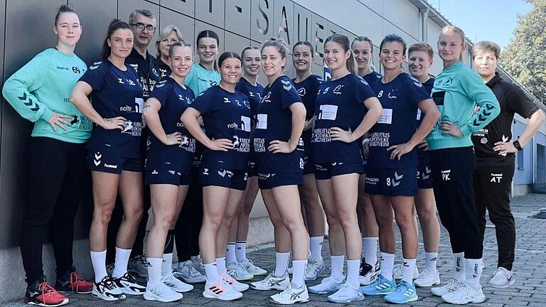 Mit diesem Team geht der HSV Bergtheim in die Bayernliga-Saison (hinten von links): Trainer Harun Tucovic, Gerlinde Lichtlein, Katharina Kürten, Hannah Lichtlein, Tanja Bausenwein, Julia Albert, Veronica Stamm, Annina Tucher, (vorne von links) Ann-Christin Umkehr, Ronja Schwalbe, Anne Wolf, Madeleine Heizenröther, Sophia Dinkel, Marlene Groh, Lisa Seibert und Pia Kunzmann. Es fehlen: Maja Wegner, Anna Zimmer, Marina Titt und Svenja Schmitt. Mit diesem Team geht der HSV Bergtheim in die Bayernliga-Saison (hinten von links): Trainer Harun Tucovic, Gerlinde Lichtlein, Katharina Kürten, Hannah Lichtlein, Tanja Bausenwein, Julia Albert, Veronica Stamm, Annina Tucher, (vorne von links) Ann-Christin Umkehr, Ronja Schwalbe, Anne Wolf, Madeleine Heizenröther, Sophia Dinkel, Marlene Groh, Lisa Seibert und Pia Kunzmann. Es fehlen: Maja Wegner, Anna Zimmer, Marina Titt und Svenja Schmitt.