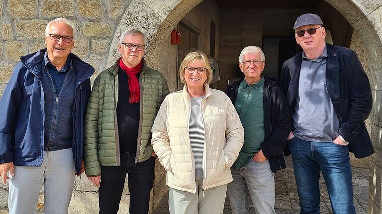 Sie helfen Seniorinnen und Senioren, sich sicher in der digitalen Welt zu bewegen: Stephan Debes (von links), Reiner Grochowski (beide vom Verein „Internet von Senioren für Senioren e. V.“), Dagmar Lux, Joachim Labisch und Hans Arndt. Sie helfen Seniorinnen und Senioren, sich sicher in der digitalen Welt zu bewegen: Stephan Debes (von links), Reiner Grochowski (beide vom Verein „Internet von Senioren für Senioren e. V.“), Dagmar Lux, Joachim Labisch und Hans Arndt.