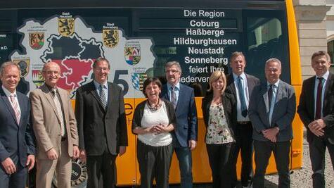Zur Auftakt-Pressekonferenz weihten die gastgebenden Landräte und Oberbürgermeister einen Werbebus der OVG Sonneberg ein, der in weiten Teilen der Region unterwegs sein wird und auf die Einheitsfeier aufmerksam macht. Zur Auftakt-Pressekonferenz weihten die gastgebenden Landräte und Oberbürgermeister einen Werbebus der OVG Sonneberg ein, der in weiten Teilen der Region unterwegs sein wird und auf die Einheitsfeier aufmerksam macht.