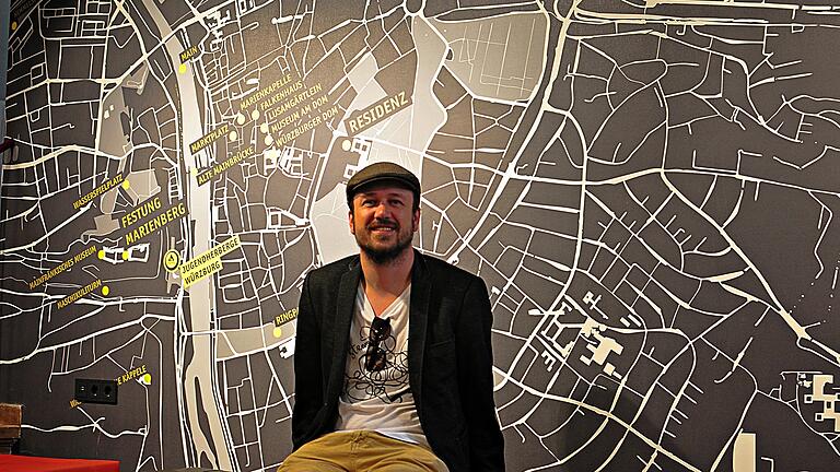 Stramu-Chef Mike Sopp sitzt in der Jugendherberge vor einem Plan der Innenstadt - im Vorfeld des Festivals organisiert er Anreise und Unterkunft für die auswärtigen Straßenkünstler, die am Wochenende die Innenstadt in eine große Bühne verwandeln werden. Foto: Patrick Wötzel Stramu-Chef Mike Sopp sitzt in der Jugendherberge vor einem Plan der Innenstadt - im Vorfeld des Festivals organisiert er Anreise und Unterkunft für die auswärtigen Straßenkünstler, die am Wochenende die Innenstadt in eine große Bühne verwandeln werden. Foto: Patrick Wötzel