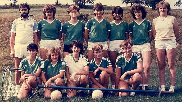 Das waren die Korbball-Damen der ersten Stunde bei der DJK Greßthal. Das Archivbild zeigt die Gründungsmannschaft aus dem Jahr 1983. Damals waren dabei (hintere Reihe von links): der Greßthaler Korbball-Pionier Rudi Wolf (zugleich auch Trainer und Abteilungsleiter), Michaela Göbel, Elisabeth Göbel, Sabine Vierengel, Heidi Göbel, Claudia Weth und Angelika Schlereth sowie in der vorderen Reihe (von links) Elke Göbel, Luise Schneider, Rita Schneider, Alexandra Mützel und Jutta Nöth (angegeben sind die damaligen Mädchennamen).