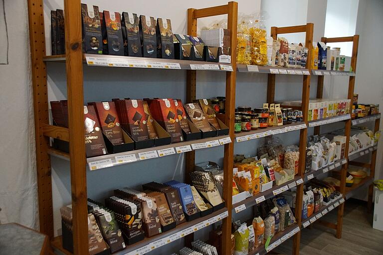 Ob fair gehandelte Schokolade oder Kaffee: Vieles bietet der Weltladen Eltmann zum Kauf an. Unser Bild zeigt einen kleinen Ausschnitt des Sortiments.