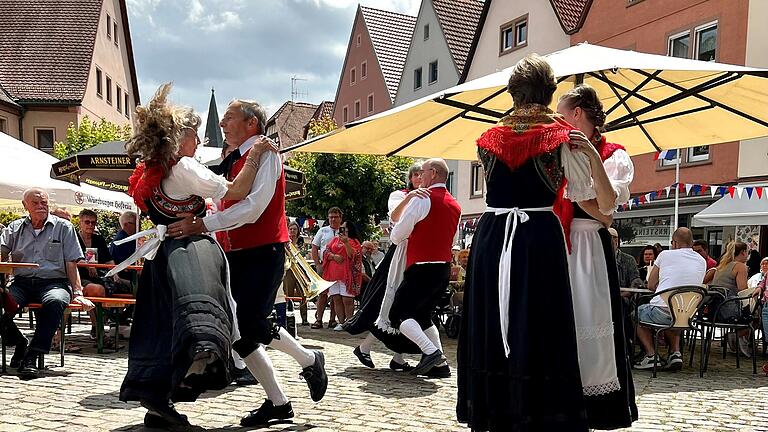 Die Volkstanzgruppe hat am Sonntag auf dem Marktplatz ihren Auftritt.