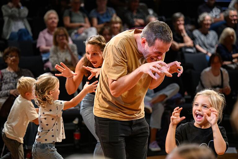 Schauspiel-Crashkurs: Vor allem die jungen Besucherinnen und Besucher versuchen sich am Sonntag (22.09.24) beim Theaterfest am Mainfranken Theater in Würzburg auf der Probebühne unter Leitung von Jenny Holzer in der Schauspielerei. Das Theaterfest bietet allen kleinen und großen Gästen ein vielfältiges Programm, darunter verschiedene Workshops mit Ensemblemitgliedern und Blicke hinter die Kulissen sowie Premierenmatineen der Produktionen, Maria Stuart, In den Alpen und Medea.