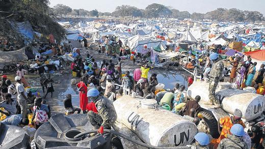 Flüchtlingscamp Bor: UN-Soldaten versorgen im Südsudan Menschen mit Wasser. Flüchtlingscamp Bor: UN-Soldaten versorgen im Südsudan Menschen mit Wasser.