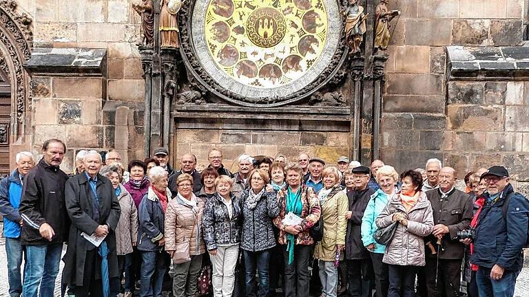 Zum Gruppenfoto vor dem Prager Rathaus stellten sich 54 Teilnehmer der Fahrt der Senioren-Union aus dem Landkreis Haßberge mit dem ehemaligen Staatssekretär Albert Meyer (Vierter von links). Zum Gruppenfoto vor dem Prager Rathaus stellten sich 54 Teilnehmer der Fahrt der Senioren-Union aus dem Landkreis Haßberge mit dem ehemaligen Staatssekretär Albert Meyer (Vierter von links).