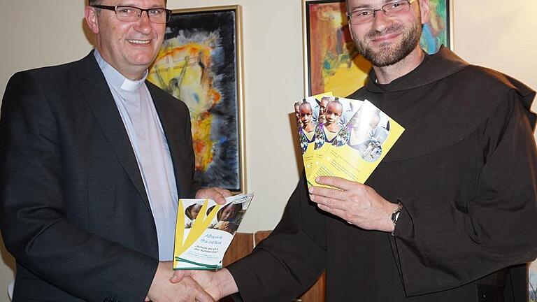 Pater Paul  Porwit, ein Karmeliten-Pater, der im Projektdorf Gahunga seinen Dienst tut, besuchte Pfarrer Andreas Krefft (links) in Bad Neustadt. Sie sprachen über die weitere Organisation des Hilfsprojektes.