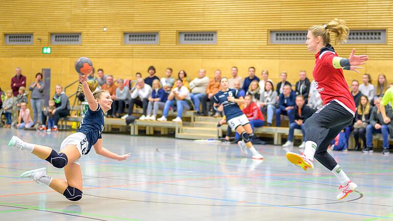 Christiane Fuchs von der HSG Pleichach (blaues Trikot) im Duell mit Rimpars Torfrau Lea Kaupp. Christiane Fuchs von der HSG Pleichach (blaues Trikot) im Duell mit Rimpars Torfrau Lea Kaupp.