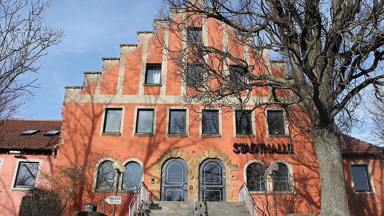 Die Stadthalle in Gerolzhofen wurde in den vergangenen Tagen für eine so genannten Pop-up-Impfstelle vorbereitet. Die Stadthalle in Gerolzhofen wurde in den vergangenen Tagen für eine so genannten Pop-up-Impfstelle vorbereitet. 
