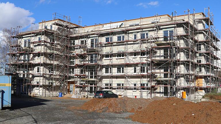 Die Verzögerungen bei der Fertigstellung vom Wohnbauprojekt Säule 2 sorgen für Unmut im Stadtrat.
