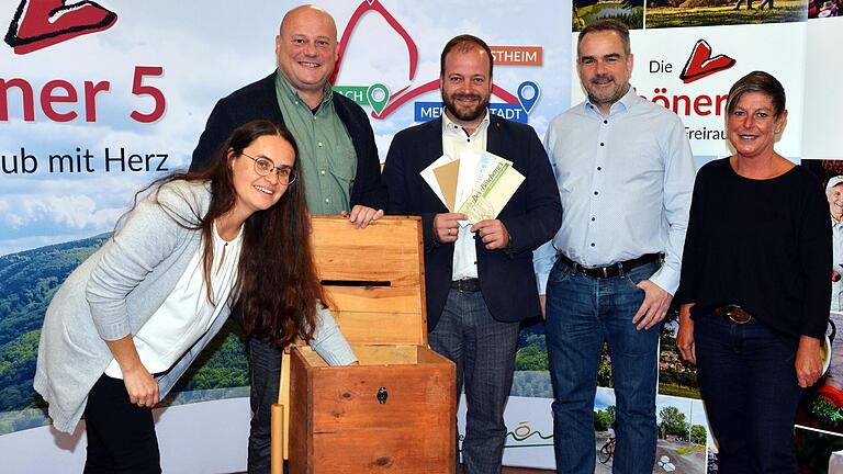 Stellvertreter der einzelnen Gemeinde zogen die Gewinner des Rätsels anlässlich der Landesgartenschau. Von links: Caroline Borst (2. Bürgermeisterin Oberelsbach), Georg Seiffert (Bürgermeister Bischofsheim), Steffen Malzer (Bürgermeister Ostheim), Michael Schnupp (Bürgermeister Fladungen), Nicole Seemann (3. Bürgermeisterin Mellrichstadt).