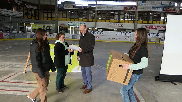 Die 13 Gruppen nahmen eine Kiste mit Arbeitsutensilien in Empfang, wobei Landrat Wilhelm Schneider seinen persönlichen Dank an die Teilnehmenden aussprach.