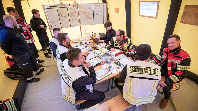 Im Ernstfall wird in Gerolzhofen das Gerätehaus zur Notfallzentrale und in der Verwaltungsgemeinschaft eine Bürgeranlaufstelle eingerichtet. Im Ernstfall wird in Gerolzhofen das Gerätehaus zur Notfallzentrale und in der Verwaltungsgemeinschaft eine Bürgeranlaufstelle eingerichtet.