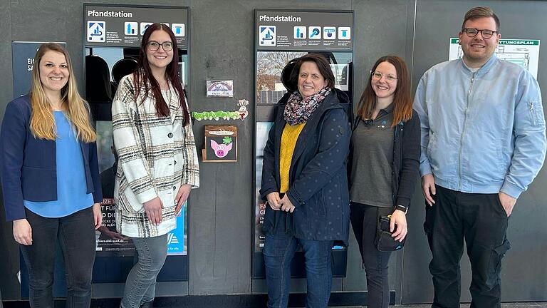 Pfandbons für den guten Zweck in der Ochsenfurter Aldi-Filiale (von links): Ramona Keller, Lea Kollmann (Kita Rechts des Mains), Nicole Arweiler (Kita Maria Theresia), Maren Hollank und Björn Herkert. Pfandbons für den guten Zweck in der Ochsenfurter Aldi-Filiale (von links): Ramona Keller, Lea Kollmann (Kita Rechts des Mains), Nicole Arweiler (Kita Maria Theresia), Maren Hollank und Björn Herkert.