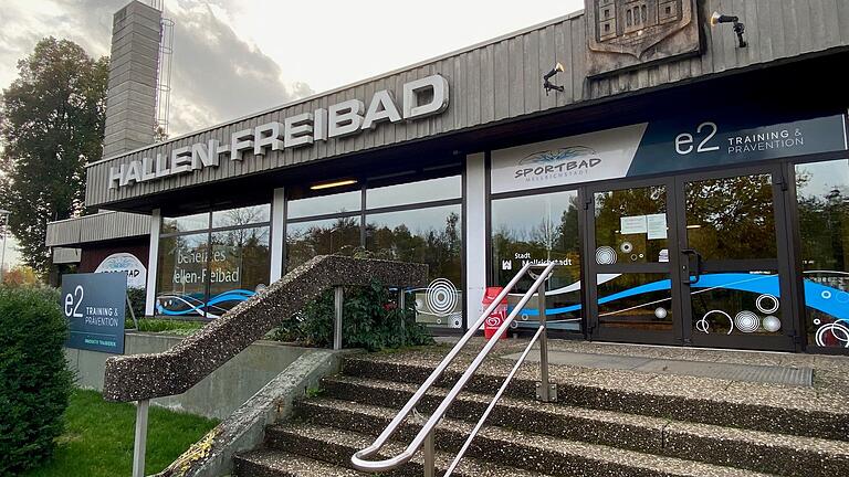 Die Eingangstür zum Mellrichstädter Schwimmbad wurde Sonntagnacht aufgehebelt. Im Eingangsbereich rissen unbekannte Täter den Kassenautomaten aus der Wand. Die Eingangstür zum Mellrichstädter Schwimmbad wurde Sonntagnacht aufgehebelt. Im Eingangsbereich rissen unbekannte Täter den Kassenautomaten aus der Wand. 