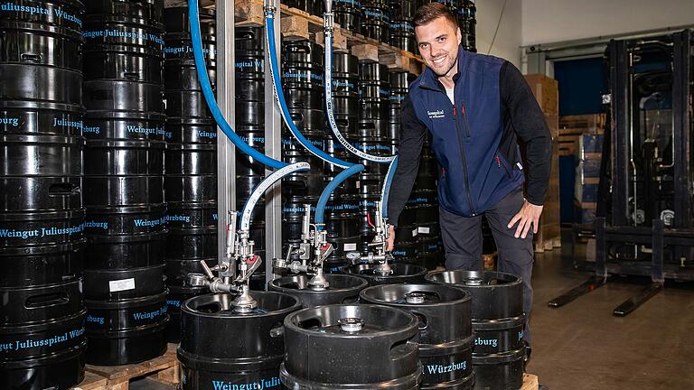 Im Fass zum Kunden: Michael Herbig bei der KEG-Fassabfüllung im Weingut Juliusspital. Im Fass zum Kunden: Michael Herbig bei der KEG-Fassabfüllung im Weingut Juliusspital.