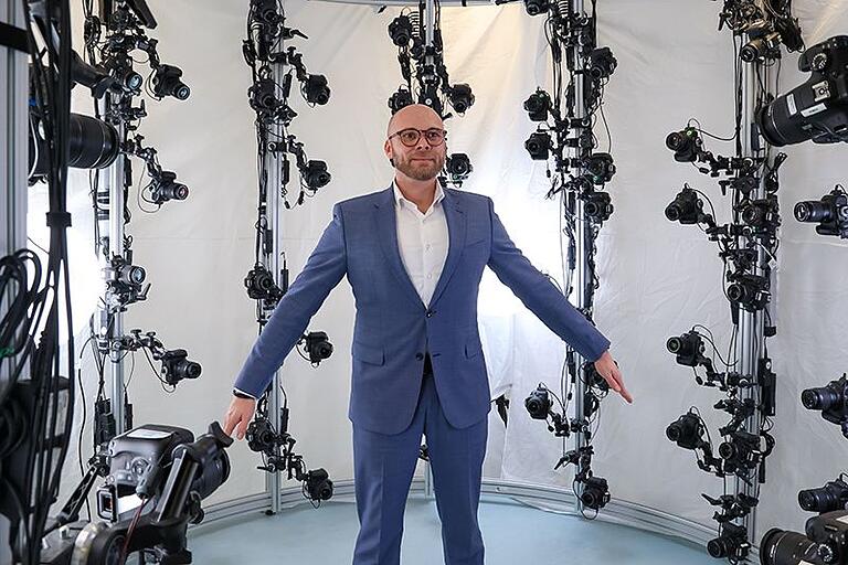 Freie-Wähler-Politiker Fabian Mehring im März 2024 bei einem Besuch im KI-Zentrum an der Universität Würzburg: 106 Kameras sind im Avatar-Scanner auf Bayerns Digitalminister gerichtet. Freie-Wähler-Politiker Fabian Mehring im März 2024 bei einem Besuch im KI-Zentrum an der Universität Würzburg: 106 Kameras sind im Avatar-Scanner auf Bayerns Digitalminister gerichtet.