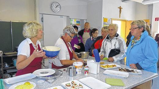 Regional schlemmen: Erstmals machte Bischofsheim beim Citta-Slow-Sunday mit. In sieben Gastronomie-Betrieben gab es regionale Gerichte und in der Hauswirtschaftsschule (Bild) Vorführungen vom Rhöner Hauswirtschafterinnen-Service zum Thema &bdquo;Kartoffeln &ndash; salzig und süß&ldquo;.