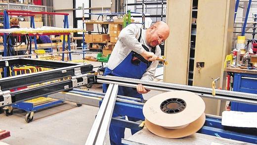 Produktion am neuen Standort: Metallbauer Hugo Henneberger (56) baut bei MTZ Alu-Türen zusammen.
