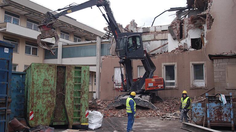 Der Zwischenbau kommt zuerst dran. Am Freitagmittag kam auf dem Areal der große Bagger zum Einsatz. Der Zwischenbau kommt zuerst dran. Am Freitagmittag kam auf dem Areal der große Bagger zum Einsatz.