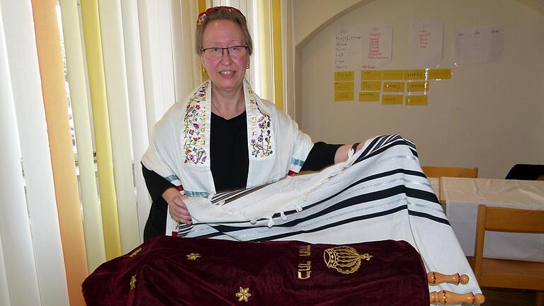 Dr. Antje Yael Deusel ist Rabbinerin für die Liberale Jüdische Gemeinde Mischkan ha-Tfila Bamberg und als Urologin in einer Praxis tätig.