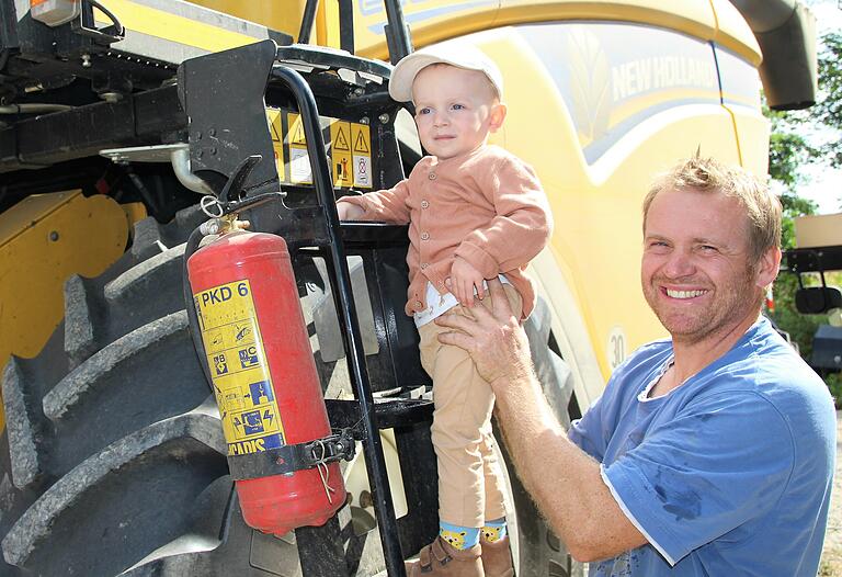 Die sechste Mähdrescherfahrer-Generation wächst mit Leo Horn bereits heran, im Bild mit Papa Thomas.