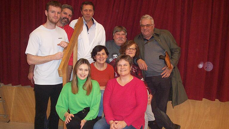 Die Lülsfelder Theatergruppe bei einer Probenpause. Im Bild hinten von links: Florian und Stefan Plötz, Lothar Wolf, Werner Laufer und Otmar Haubenreich. Mitte von links: Sabrina Barthelme und Margit Finster, vorne Amelie Heinrichs und Anita Hußlein. Die Lülsfelder Theatergruppe bei einer Probenpause. Im Bild hinten von links: Florian und Stefan Plötz, Lothar Wolf, Werner Laufer und Otmar Haubenreich. Mitte von links: Sabrina Barthelme und Margit Finster, vorne Amelie Heinrichs und Anita Hußlein.