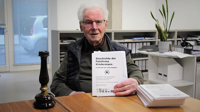 Der ehemalige Unternehmer Eberhard Kindermann stellte sein Buch über die Geschichte der Firma Kindermann vor. Links eine Petroleumlampe für Dunkelkammern aus den Anfangstagen des Unternehmens.