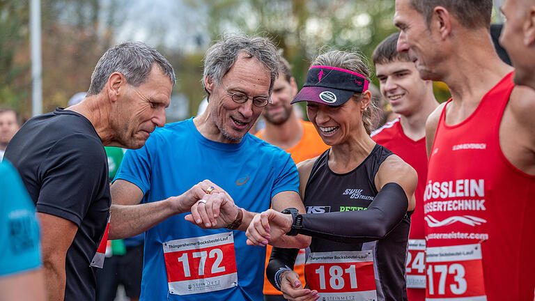 Bocksbeutellauf Thüngersheim       -  Rund 250 Läuferinnen und Läufer nehmen am Sonntag (05.11.23) beim Bocksbeutellauf in Thüngersheim teil. Unser Bild zeigt den Hauptlauf 2 über zehn Kilometer. Dieter Baumann mit der Startnummer 172, der ehemalige deutsche Leichtathlet und Olympiasieger, hat auch an dem Lauf teilgenommen.