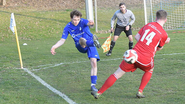 Fußball Bezirksliga Ost       -  Auf dem B-Platz des FC 06 Bad Kissingen (Archivbild aus dem Spiel gegen Eßleben Anfang März) konnte nur am Samstag gespielt werden. Der Ostermontag fiel sprichwörtlich ins Wasser.