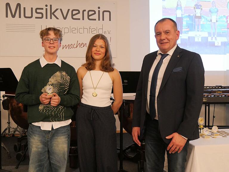 Der stellvertretende Landrat Alois Fischer (rechts) gratulierte Simon Sonntag und Sophia Brückner zu deren unterfränkischen Meistertiteln in den Sprungdisziplinen und im 100-Meter-Lauf. Bei der Bayerischen Meisterschaft in Pfaffenhofen belegte Simon Sonntag im Block/Lauf (M14) den 7. Platz und Sophia Brückner den 9. Platz im Block Sprint/Sprung (W14). Der stellvertretende Landrat Alois Fischer (rechts) gratulierte Simon Sonntag und Sophia Brückner zu deren unterfränkischen Meistertiteln in den Sprungdisziplinen und im 100-Meter-Lauf. Bei der Bayerischen Meisterschaft in Pfaffenhofen belegte Simon Sonntag im Block/Lauf (M14) den 7. Platz und Sophia Brückner den 9. Platz im Block Sprint/Sprung (W14).
