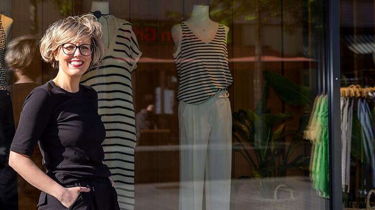 Sandra Lemmich hat mit dem Umbau ihres Bekleidungsgeschäftes 'Mainglück' in der Spiegelstraße auch ein Kaffee-Konzept integriert. Sandra Lemmich hat mit dem Umbau ihres Bekleidungsgeschäftes 'Mainglück' in der Spiegelstraße auch ein Kaffee-Konzept integriert.
