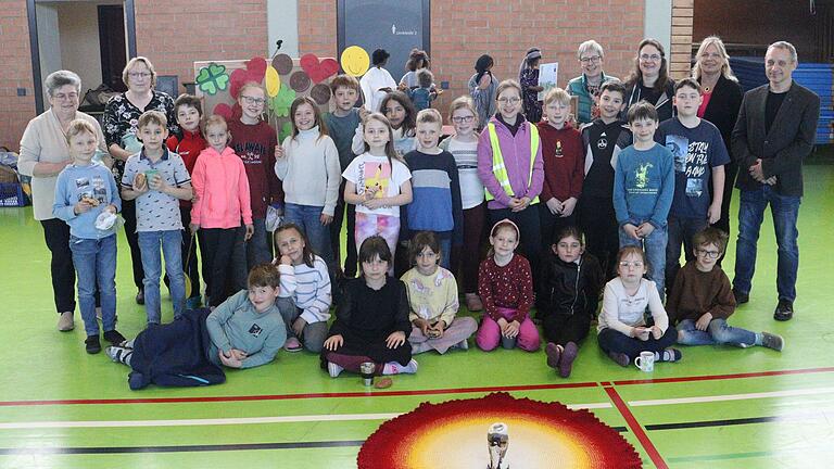 Grundschulkinder feiern Fastengottesdienst.