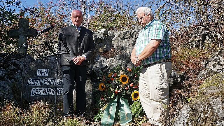 Die Kranzniederlegung und das Gedenken an alle verstorbenen Rhönklubmitglieder ist der emotionale Höhepunkt der Heidelsteinfeier. In diesem Jahr war Landrat Thomas Habermann (links) der Festredner, der mit dem Rhönklub-Präsident Jürgen Reinhardt den Kranz niederlegte. Die Kranzniederlegung und das Gedenken an alle verstorbenen Rhönklubmitglieder ist der emotionale Höhepunkt der Heidelsteinfeier. In diesem Jahr war Landrat Thomas Habermann (links) der Festredner, der mit dem Rhönklub-Präsident Jürgen Reinhardt den Kranz niederlegte.