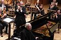 Da applaudiert auch der Dirigent: Richard Goode und Omer Meir Wellber. Gerhild Ahnert       -  Da applaudiert auch der Dirigent: Richard Goode und Omer Meir Wellber. Gerhild Ahnert
