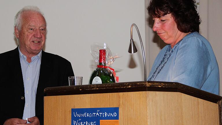 Auftakt der Wintervortagsreihe des Würzburger Unibunds: Vorsitzender Dr. Leonhard Scherg dankte Dr. Monika Fritz-Scheuplein vom Unterfränkischen Dialektinstitut. Auftakt der Wintervortagsreihe des Würzburger Unibunds: Vorsitzender Dr. Leonhard Scherg dankte Dr. Monika Fritz-Scheuplein vom Unterfränkischen Dialektinstitut.