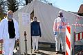 Mit Schutzanzug und Mundschutzmaske werden in der Hausarztpraxis Dres. Raab/Scheuerlein in Arnstein Corona-Patienten und Corona-Verdachtsfälle außerhalb der Praxisräume behandelt. Das Out-door-Zelt wurde von der BRK-Bereitschaft Arnstein zur Verfügung gestellt und aufgebaut. Auf dem 'kleinen Dienstweg' genehigte Bürgermeister Franz-Josef Sauer die Sperrung des Bettendorfplatzes und organisierte eine Gebläseheizung für das Freiluft-Zelt. Im Bild (von links) Praxisleiter Christian Raab, Medizinische Fachangestellte Sabine Veeh und Allgemeinmediziner Dr. Wulf Mattiesen.