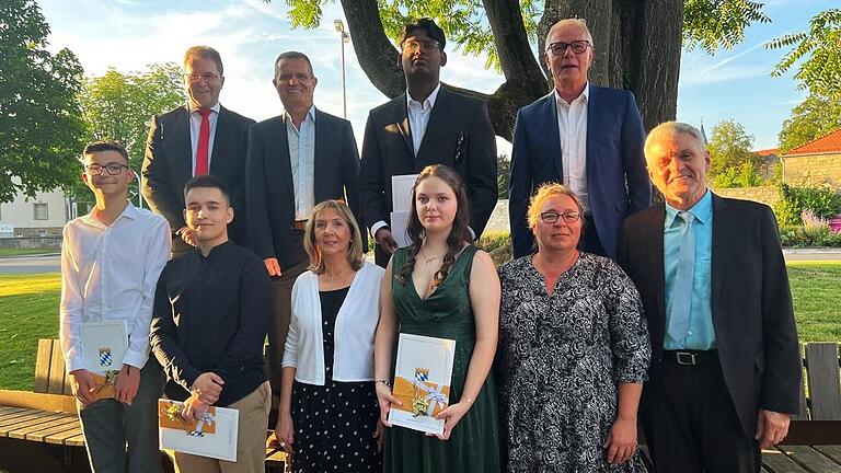 Die Jahrgangsbesten im Quali (vordere Reihe von links): Nikola Bencun, Aleksa Tomic, Ulrike Ritter (Klassenlehrerin 9b), Amy Gessner, Diana Hochgesang (Elternbeirat), Klemens Enders (Klassenleiter 9a). Hintere Reihe von links: Thomas Hehn (Sparkasse Bad Neustadt), Rektor Walter Rothaug, Schulbester Sibi Abhishek und stellvertretender Bürgermeister Norbert Klein. Die Jahrgangsbesten im Quali (vordere Reihe von links): Nikola Bencun, Aleksa Tomic, Ulrike Ritter (Klassenlehrerin 9b), Amy Gessner, Diana Hochgesang (Elternbeirat), Klemens Enders (Klassenleiter 9a). Hintere Reihe von links: Thomas Hehn (Sparkasse Bad Neustadt), Rektor Walter Rothaug, Schulbester Sibi Abhishek und stellvertretender Bürgermeister Norbert Klein.