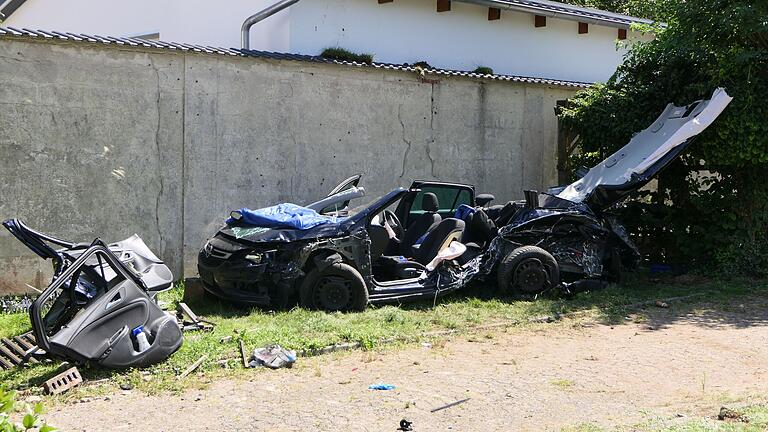 Der VW der schwerverletzten Frau wurde in einem Vorgarten gegen eine Mauer gedrückt. Der VW der schwerverletzten Frau wurde in einem Vorgarten gegen eine Mauer gedrückt.