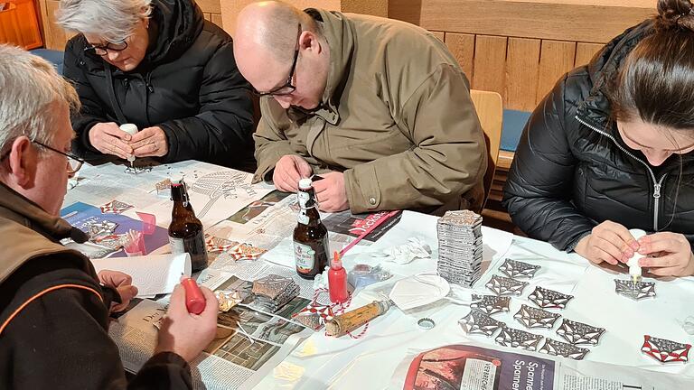Fleißige Helfer, darunter das letztjährige Prinzenpaar mit ihrem vier Wochen alten Sprössling, die beiden Sitzungspräsidenten Jutta Fatt und Sebastian Landgraf, Bürgermeister Tobias Seufert, Prinzenvater Peter Waizmann und der zehnjährige Elias, helfen beim Polieren, Entgraten, Bemalen und Ausschmücken der Orden in der Besengau-Scheuer mit. Fleißige Helfer, darunter das letztjährige Prinzenpaar mit ihrem vier Wochen alten Sprössling, die beiden Sitzungspräsidenten Jutta Fatt und Sebastian Landgraf, Bürgermeister Tobias Seufert, Prinzenvater Peter Waizmann und der zehnjährige Elias, helfen beim Polieren, Entgraten, Bemalen und Ausschmücken der Orden in der Besengau-Scheuer mit.