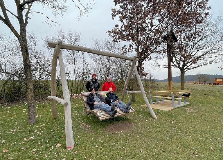 Ein herrlicher Platz zum Verweilen - die neue Panorama-Schaukel mit Rastmöglichkeit neben dem 'Bloseberger Kreuz'- gestaltet von den Mitarbeitern des Bauhofes; hier mit Bürgermeister Alfons Hartlieb (hinten rechts).