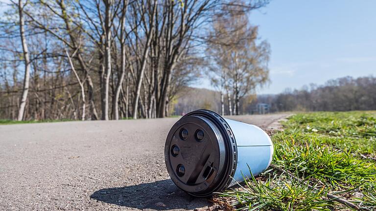 2,8 Milliarden Einwegbecher landen in Deutschland pro Jahr im Müll oder auf der Straße. Die Stadt Würzburg will dies nun vermeiden. Hierfür prüft sie ein bundesweites Pfandsystem für Mehrwegbecher. 2,8 Milliarden Einwegbecher landen in Deutschland pro Jahr im Müll oder auf der Straße. Die Stadt Würzburg will dies nun vermeiden. Hierfür prüft sie ein bundesweites Pfandsystem für Mehrwegbecher.